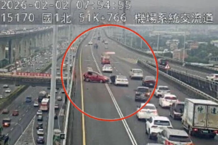 五楊又出狀況！北上近機場交流道段「3車猛撞」嚴重塞爆