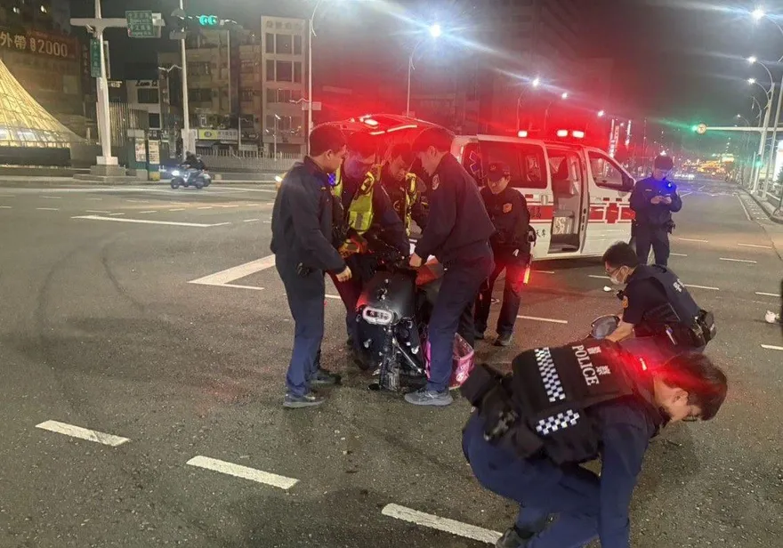 影/高捷美麗島站前超慘！4輪2輪相撞「騎士車全毀人傷」