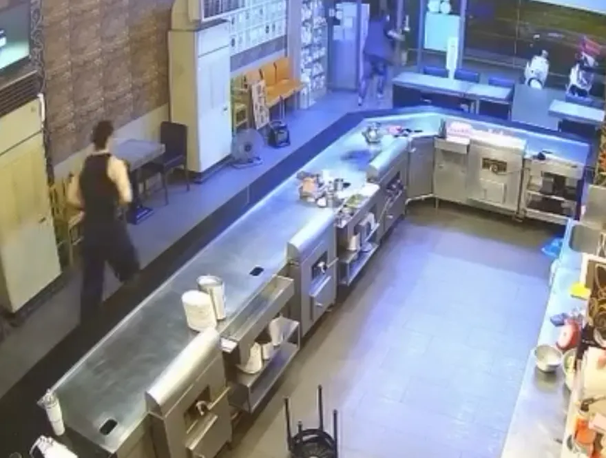 摔倒脫褲爆紅！網疑為何不多請人　鐵板燒師傅：自願顧的