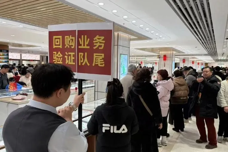 金價暴跌兩樣情！陸湧拋售潮等逾3小時　民眾拖行李箱趁機「抄底」