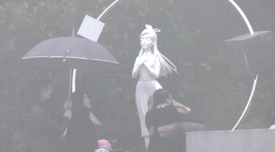 S家親手揭幕！S媽雨中落淚緊擁具俊曄　小S輕撫大S雕像手臂