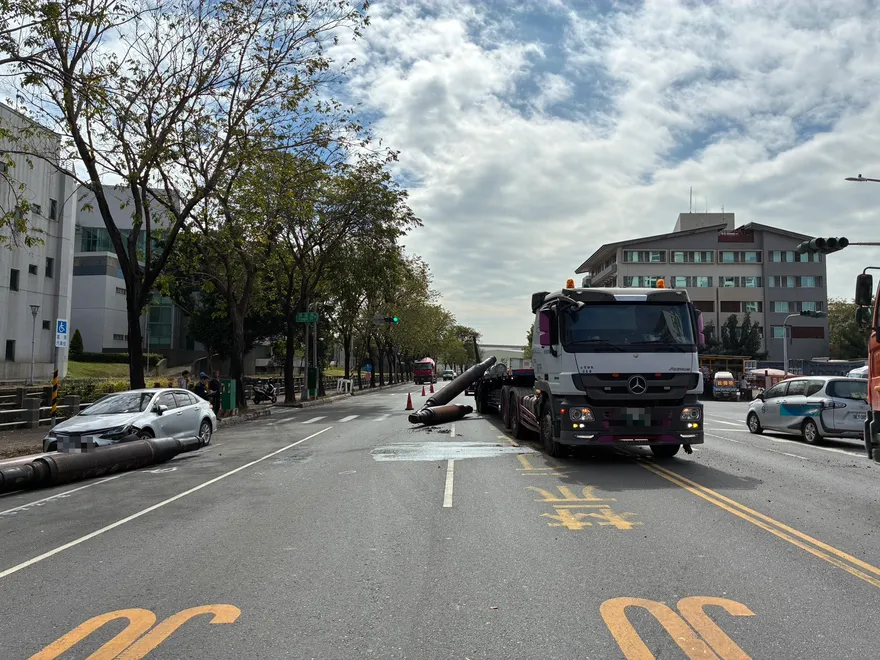 影/小港聯結車急煞「5根鋼鐵軸心」全滾落　砸凹路邊轎車
