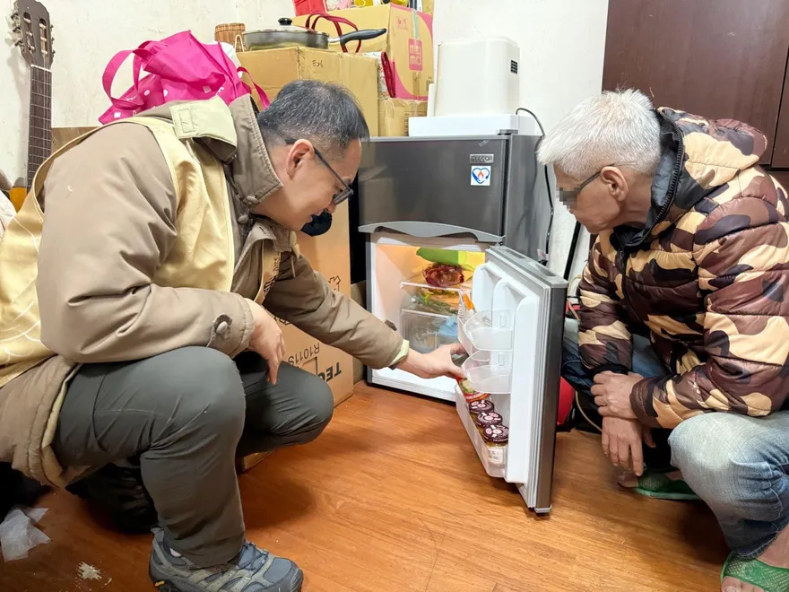 憂鬱症纏身！63歲父咬牙養6歲女　冰箱故障沒錢修...愛心物資送達
