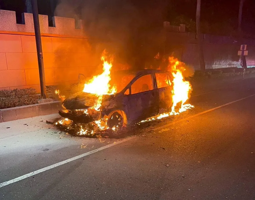 影/高雄青少年無照開車過彎超速自撞　暗夜燒成大火球