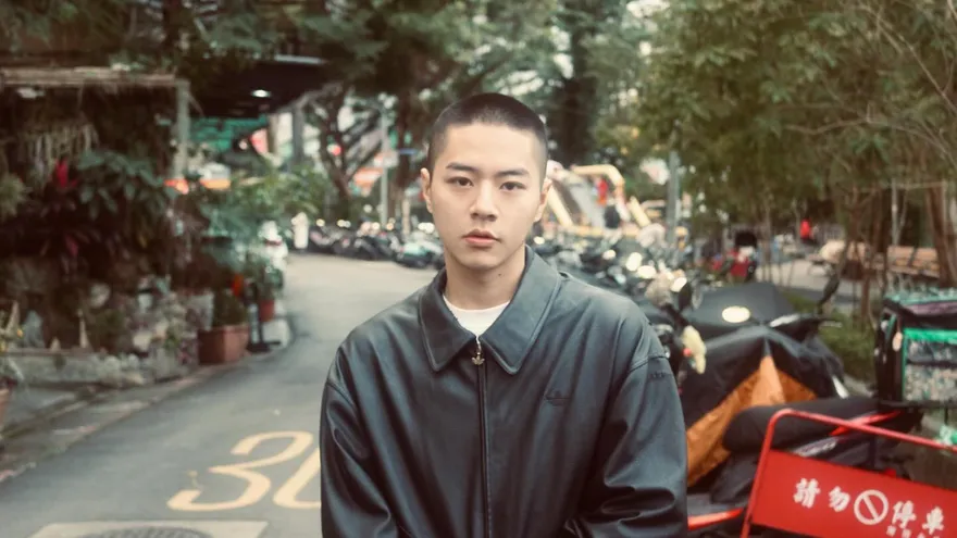 Ozone低調入伍「寸頭帥照曝光」  哲言喊話粉絲：會更man回來