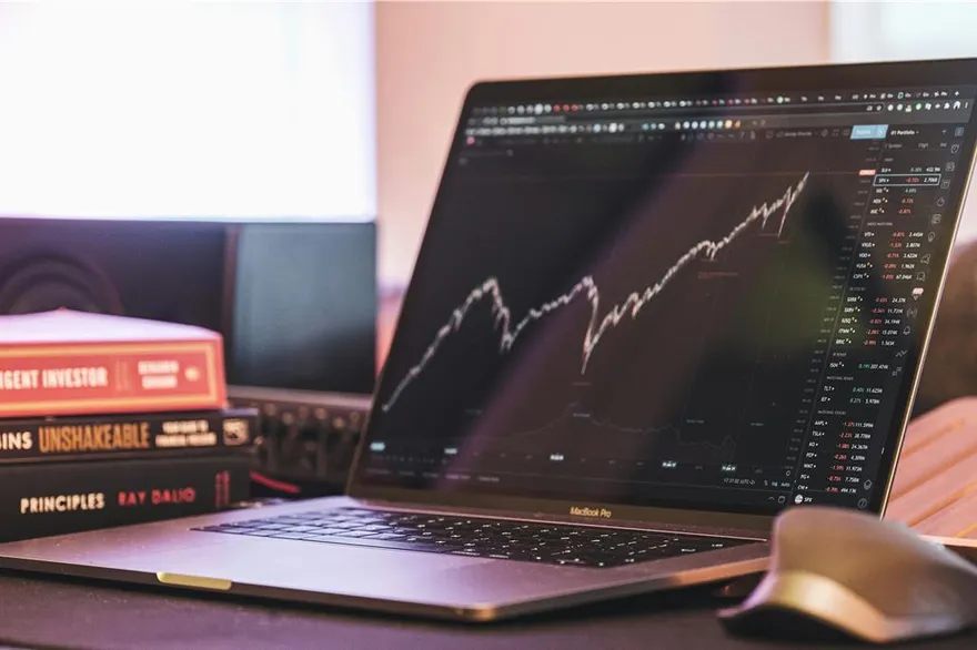 台指期夜盤報復性大漲300點！黃金價格急殺後暴力回升