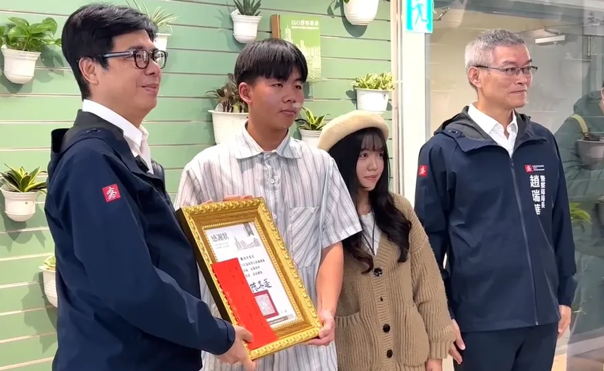 影/勇大生救老夫妻、國中生護身障過馬路　獲高市府表揚