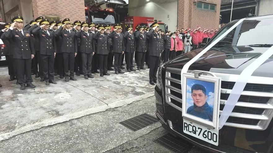 影/詹能傑靈車「消防車帶路」重返分隊！眾人哽咽「敬禮10分鐘」