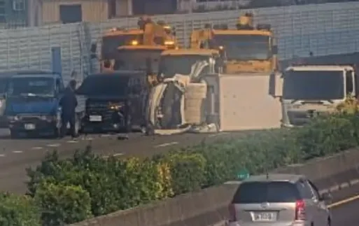 國1彰化段「5車連環撞」！小貨車翻覆躺路中　車流回堵5公里