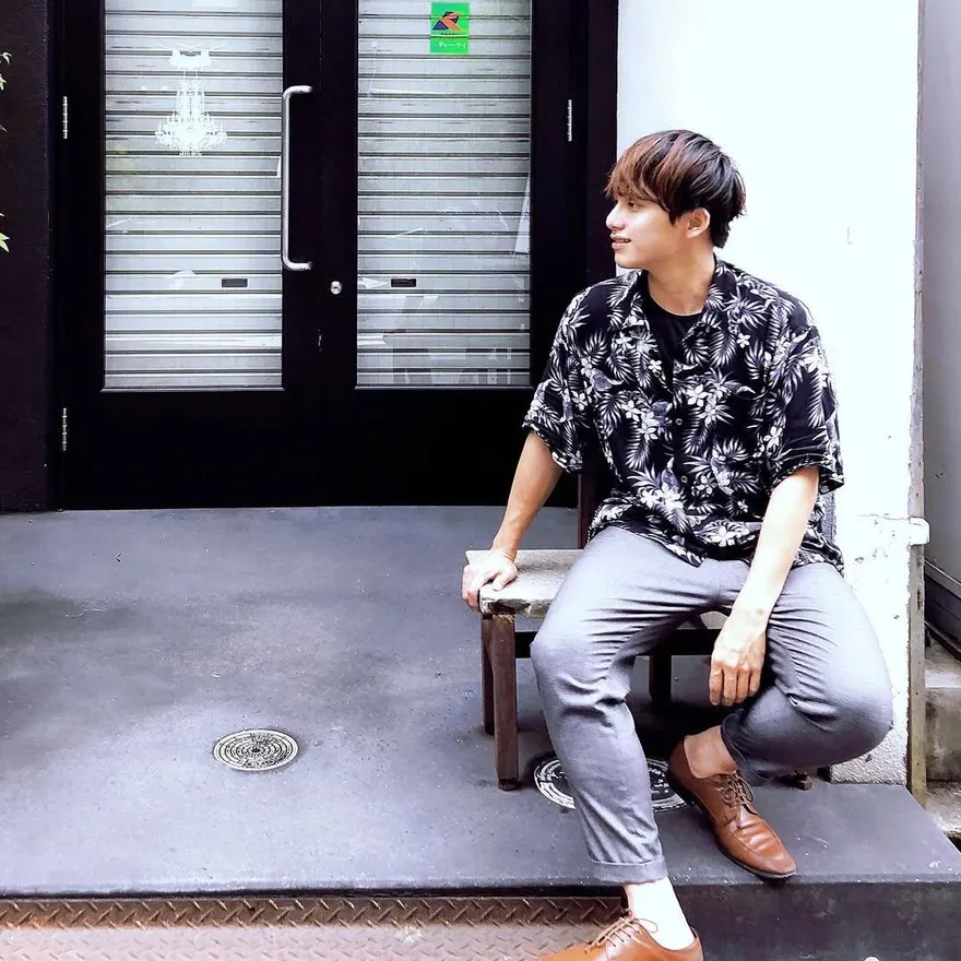 影/部落客機上「挑戰摸空姐手」　遭批性騷自嘲：賺到流量