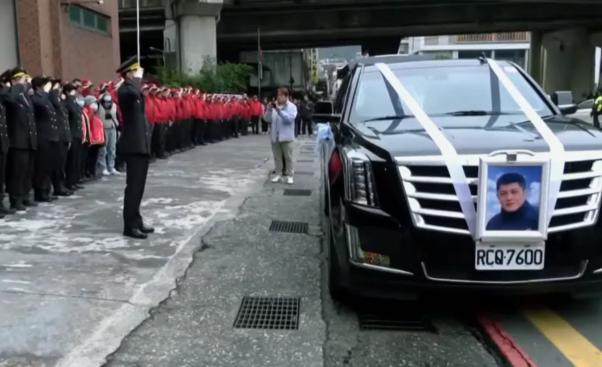 影/直擊！基隆消防英雄詹能傑公祭現場　弟兄淚別「任務結束」