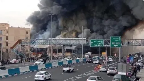 影/伊朗市場突發大火！易燃物致火勢兇猛　滾滾黑煙蔽日