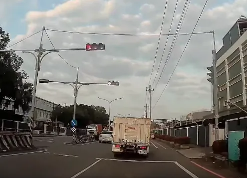 紅綠燈耍人！他急停「被親屁股」　下一幕看傻：車內5人全逃跑