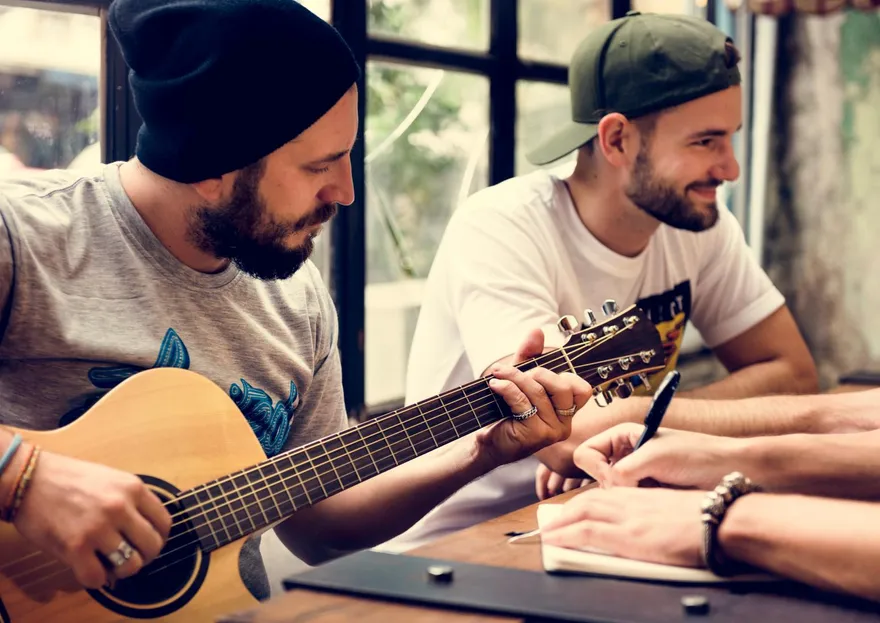 隨口哼歌竟能釋放長壽分子！醫：鼻竇一氧化氮濃度飆升