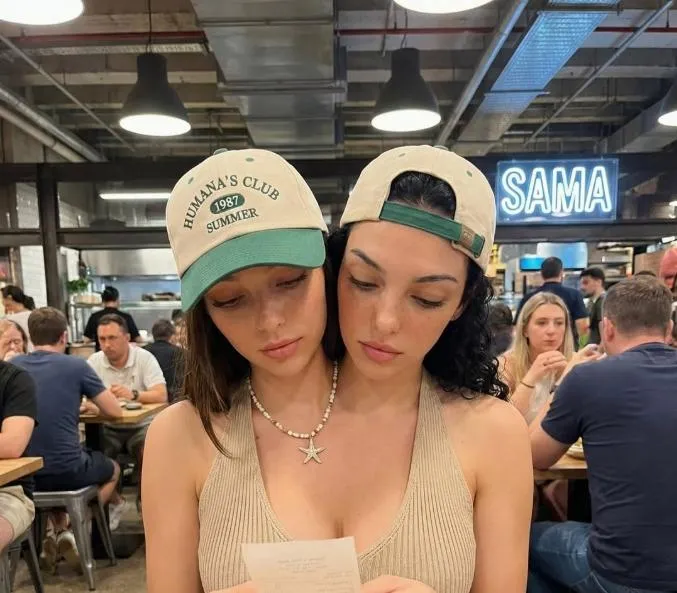 攏係假！美「連體姊妹」IG爆紅狂吸28萬粉　專家踢爆是AI