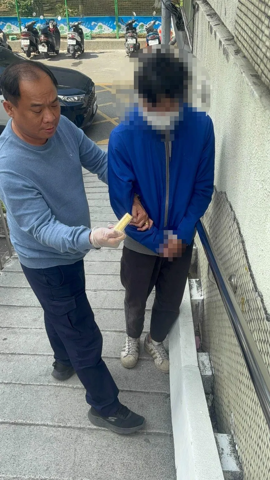 佯裝看金條、同夥敲門配合！　高雄2嫌搶97萬金條遭逮