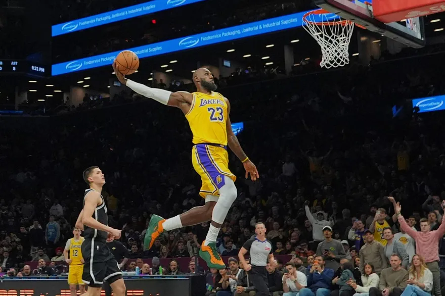 NBA/里夫斯復出！湖人三巨頭合砍64分輕取籃網　結束客場8連戰