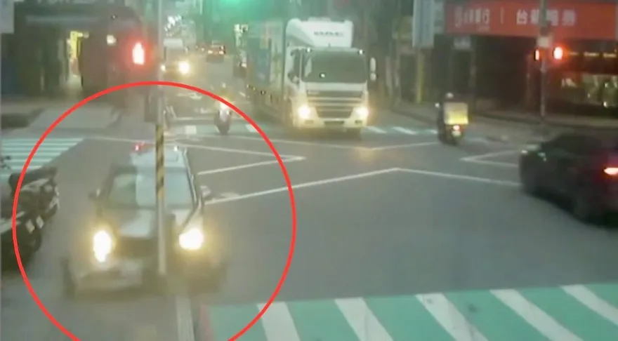 影/新北汐止自小客駕駛恍神釀禍　直衝撞斷電線桿