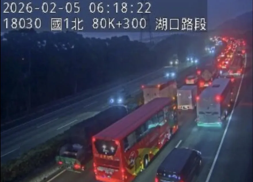 影/塞爆！國1湖口段北向大翻車　「停車場」畫面曝