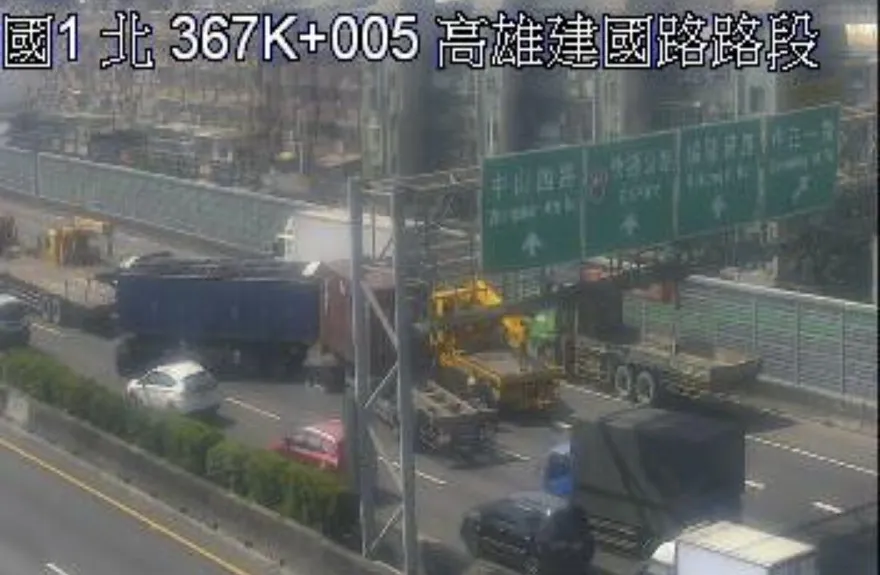 國1高雄中正路段「拖板車、大貨車、貨櫃車」撞一團