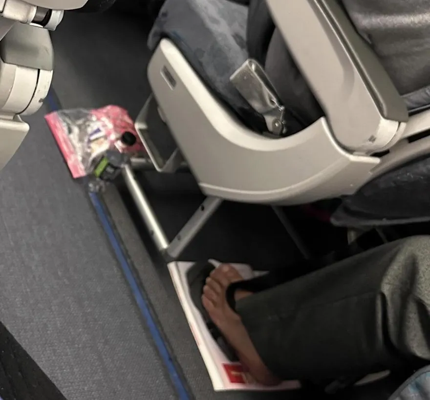 缺德又超噁！男機上雜誌當腳墊　網崩潰：我都讓小孩看