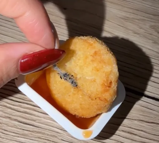 高雄摩斯漢堡雞塊驚現「捲毛異物」！公司聲明：作業流程會嚴正檢討改進