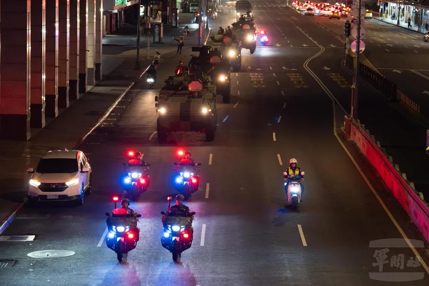 拱衛政軍中樞　憲兵雲豹裝甲車上街頭、反制無人機