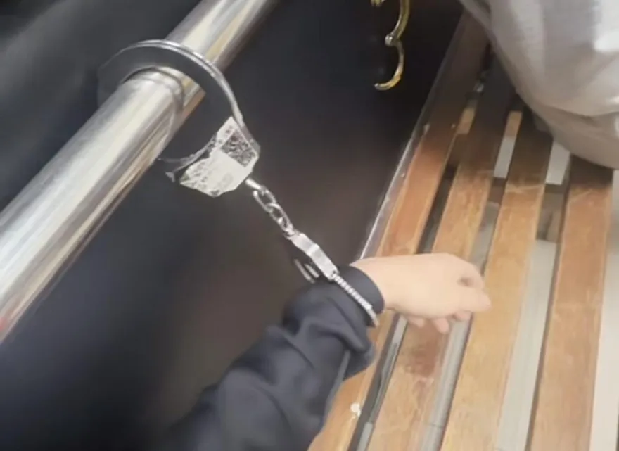 影/台中毒嫌被銬爽玩手機拍影片！　警局認疏失開鍘