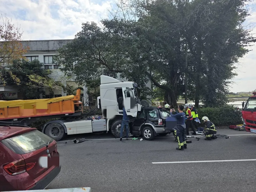 影/宜蘭砂石車逆向猛撞！休旅車母子3人獲救　駕駛受困