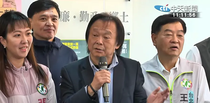 又陪綠營小雞登記引聯想　王世堅笑：我不是母雞是雄性