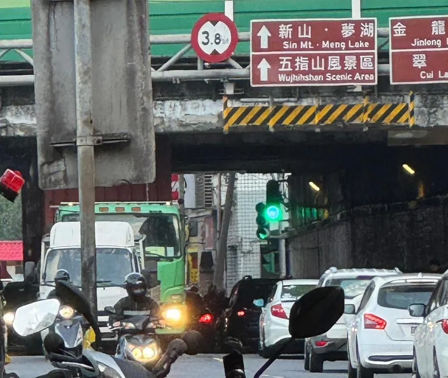 汐止貨櫃車卡涵洞動彈不得　駕駛洩氣自救成功脫困