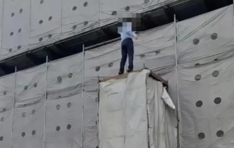 《豆腐媽媽》替身墜落一度病危！現場驚悚影片曝光　工作人員當場嚇傻