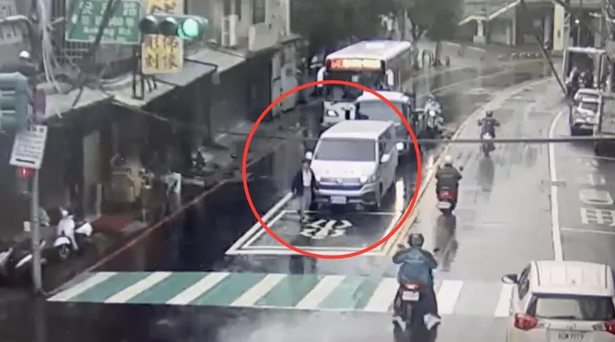 影/新北新店復康巴士車禍　行人遭輾過命危送醫不治