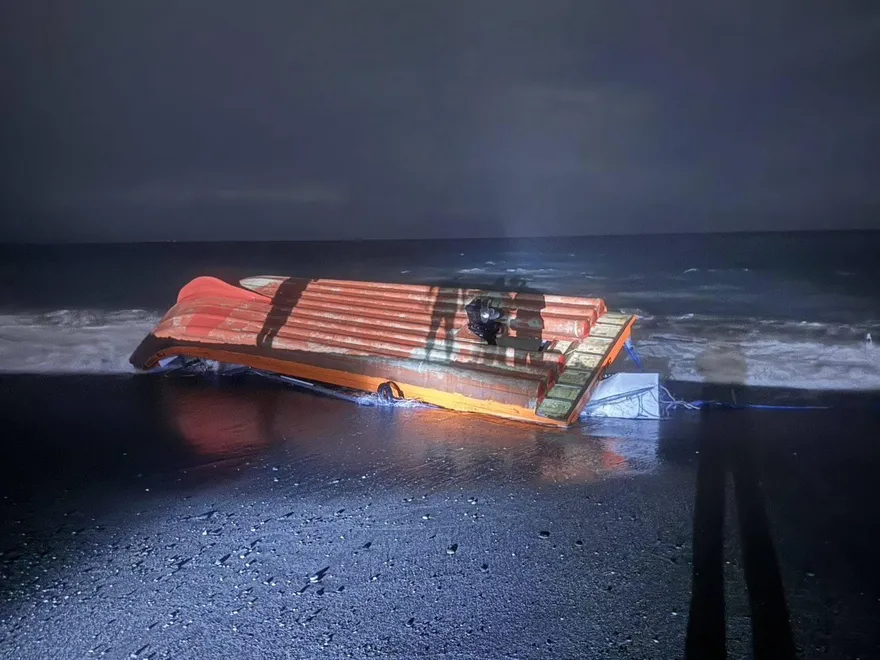 深夜膠筏翻覆擱淺　海巡即時救援2漁民平安脫困