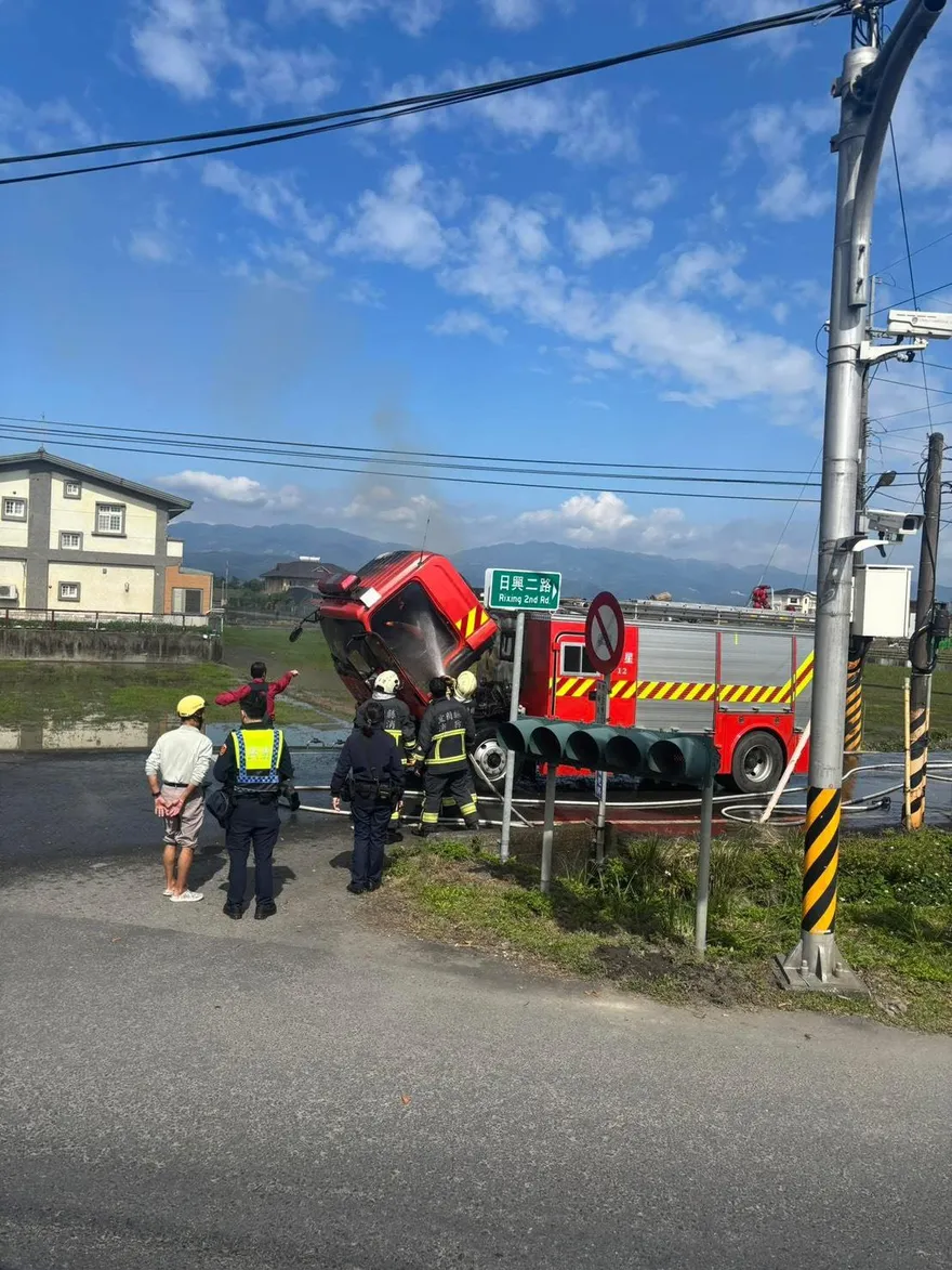 剛救完火自己也火燒車！宜蘭消防車突自燃　黑煙狂竄