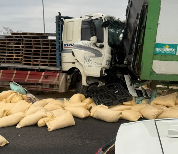 影/國3大甲段驚悚車禍！2大貨車追撞車頭全毀　貨物灑滿地