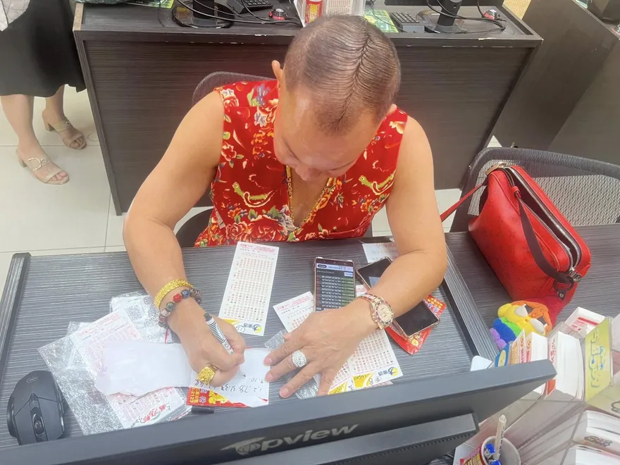 妻用絲巾遮臉掀網戰！胡漢龑霸氣護妻嗆酸民「留口德」