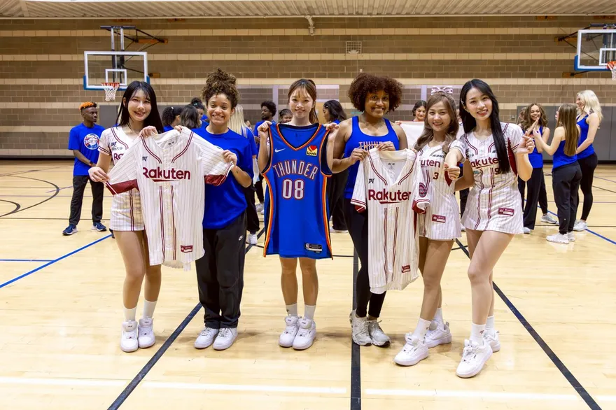 樂天女孩贈球衣　雷霆啦啦隊驚豔台式應援「魔性」魅力