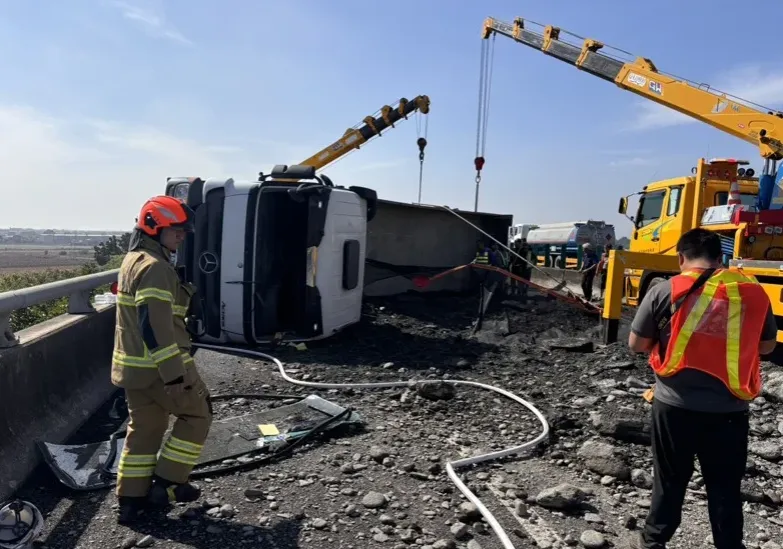 國3麟洛段砂石車翻覆！北上車道封閉回堵4公里