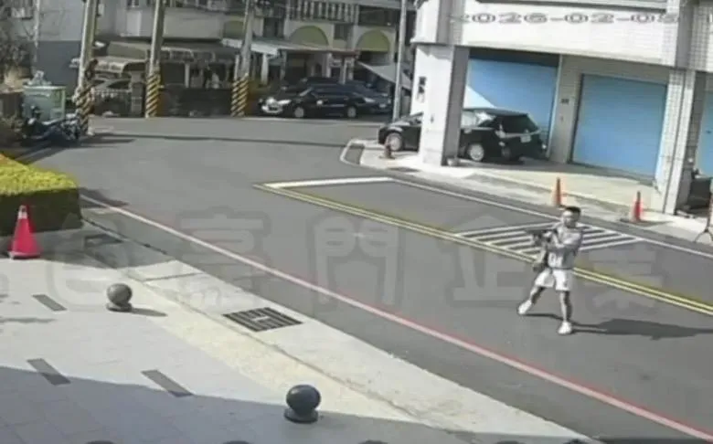 影/台中太平茶行遭開槍　17歲男瘋狂掃射畫面曝