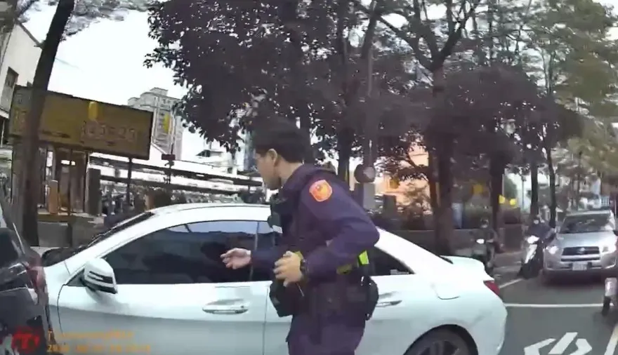 影/新北樹林賓士車拒檢開車衝撞逃逸　1警受傷濺血