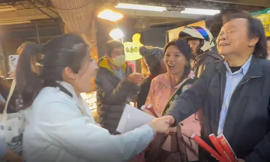 李明璇巧遇王世堅　扶龍王喊話：國民黨「最好的璇擇」