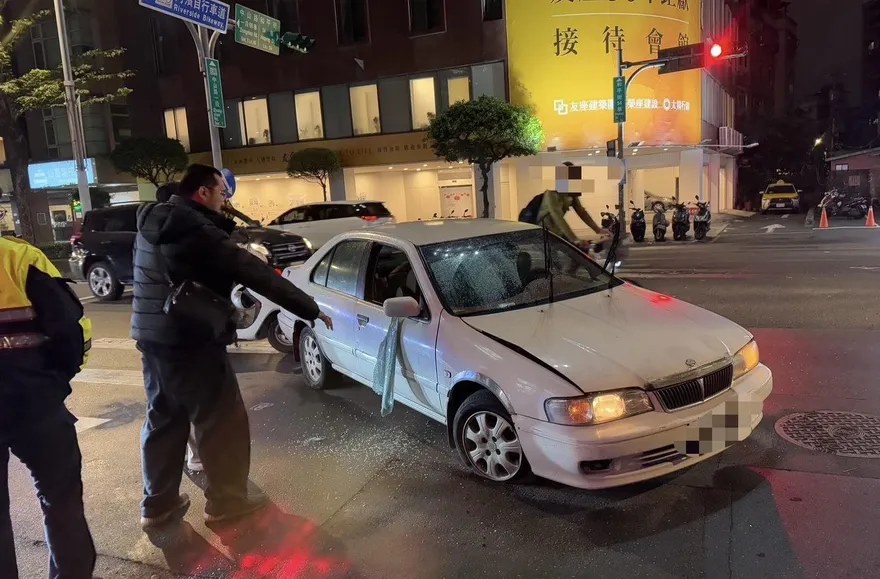 影/新北永和車輛攔檢不停　警開槍壓制逮3人查獲毒品