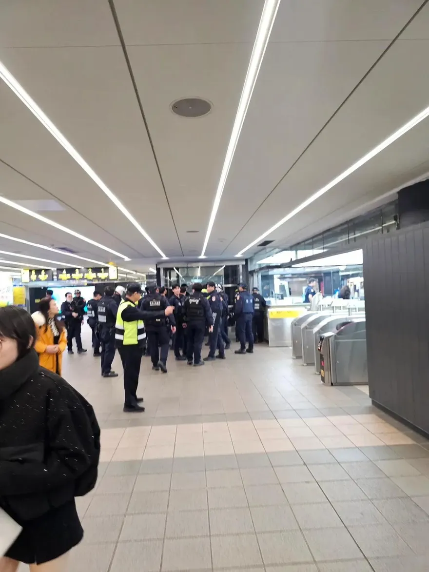 北捷中山站怪男「胸前口袋插刀」　大批警力衝現場逮人