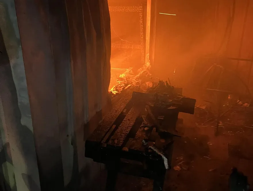 善化三合院「廚房竄火煙」狂燃　消防急灌救幸無傷亡