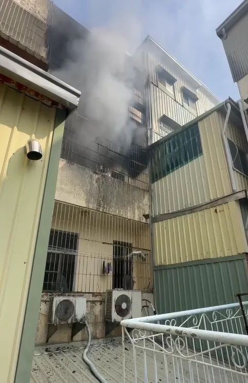 台南住宅火警！消防員衝火場救出2人　他全身50%燒燙傷