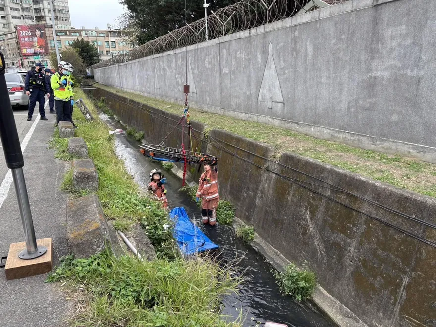 影/新竹空軍基地旁出人命了！男子「趴水溝斷魂」