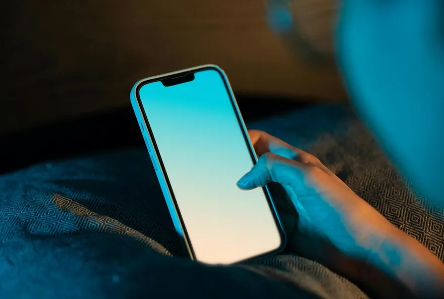 夜間藍光直接對大腦下指令「不准修復」褪黑激素分泌受阻