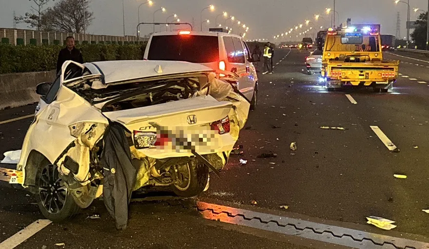 影/國1斗南段「3車追撞」！小客車扭曲變形　1人慘死
