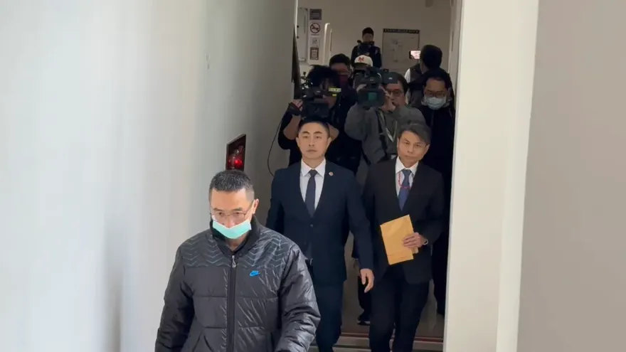 直擊！高金素梅遭搜驚見國安站主任　外界揣測涉案情節